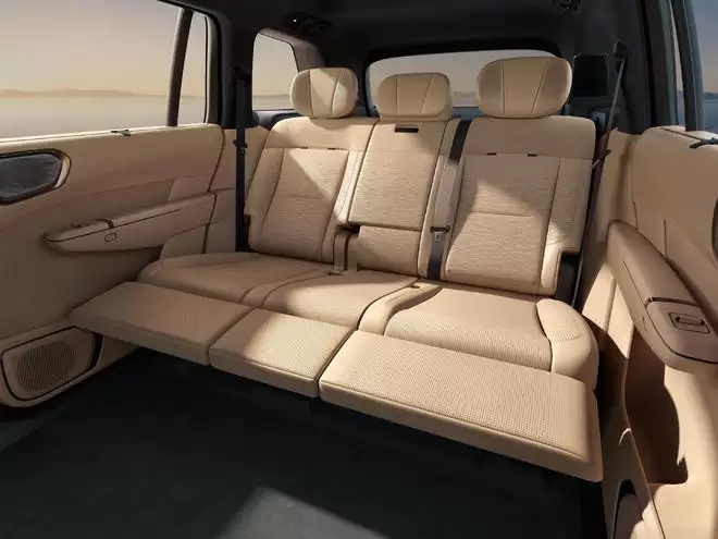 它的二排是个儿童床 领克900五座版还真玩出了差异化精致化