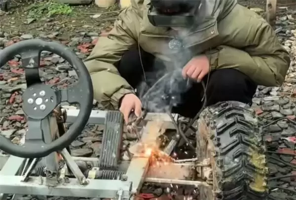 800元造真车!15岁少年用压岁钱自制电动车:最高时速30公里