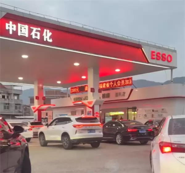 国内油价今日将迎年内最大涨幅!网友实拍多地加油站排长队