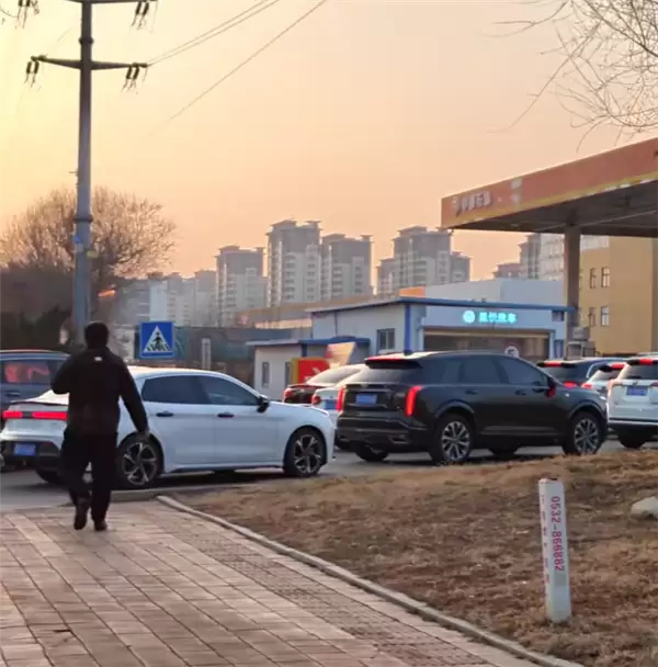 国内油价今日将迎年内最大涨幅!网友实拍多地加油站排长队