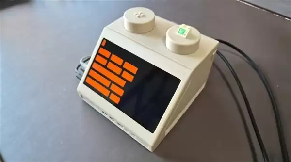 荷兰设计师打造10:1乐高风格电脑模型，集成Mac mini M4与交互旋钮