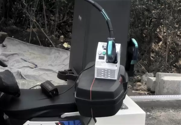 男子用比亚迪兆瓦闪充给电摩充电 博主：这是用巡航导弹打蚊子