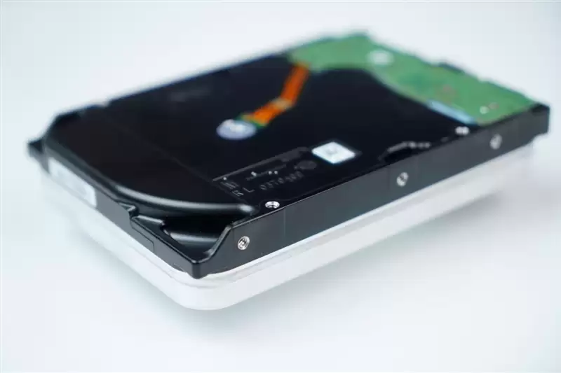 希捷银河Exos 32TB评测:机械硬盘巅峰!容量速度可靠性都无可挑剔