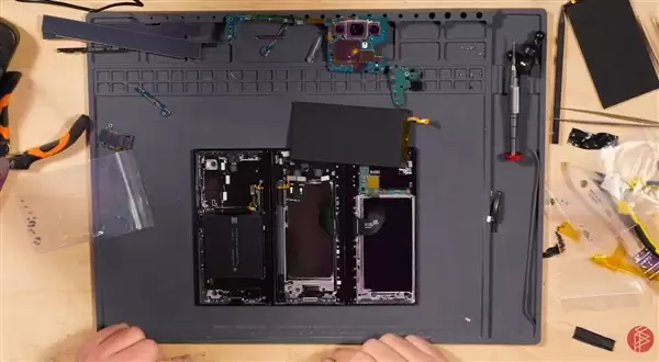 老外魔改三星三折叠屏：塞入荣耀青海湖电池 容量逼近10000mAh