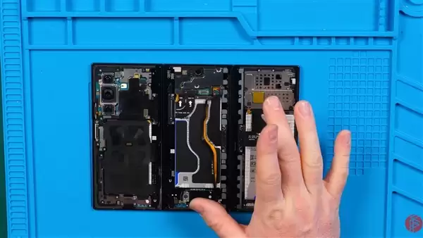 老外魔改三星三折叠屏：塞入荣耀青海湖电池 容量逼近10000mAh