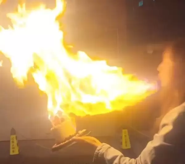 u5973u6f14u5458u6a21u4effu7f51u7ea2u55b7u706bu86cbu7cd6u73a9u6cd5u88abu70e7u4f24 u5371u9669u89c6u9891u4ecdu5728u4f20u64ad u6d89u4e8bu5e73u53f0u5ba2u670du56deu5e94