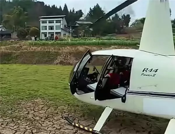 男子开700万飞机送母亲回乡:1小时车程仅飞了10分钟