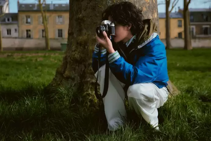 王一博巴黎时装周 手持尼康经典F3胶片相机