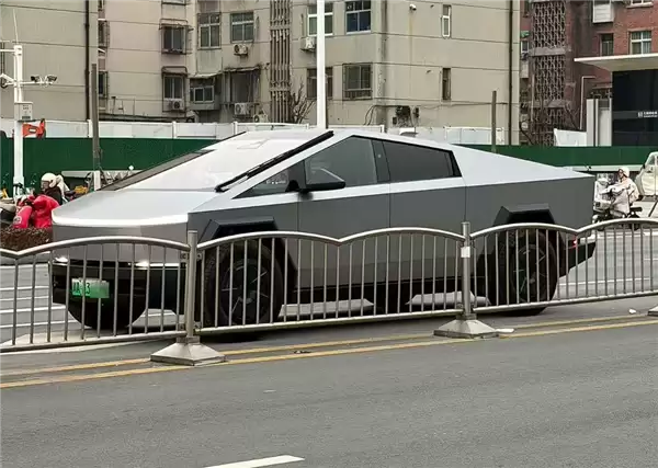 行驶的几百万元!川A绿牌特斯拉Cybertruck现身郑州街头
