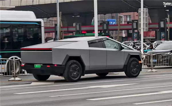 行驶的几百万元!川A绿牌特斯拉Cybertruck现身郑州街头