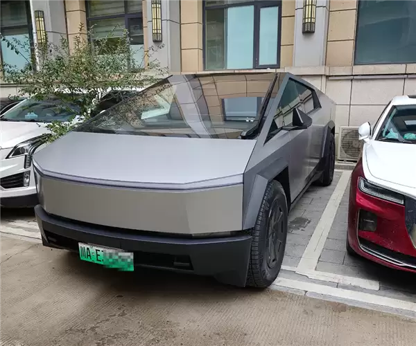 行驶的几百万元!川A绿牌特斯拉Cybertruck现身郑州街头