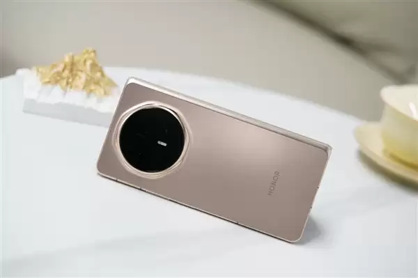 告别贴膜、不怕强光!荣耀Magic V6搭载至臻黑钻屏:行业首发全新镀膜技术