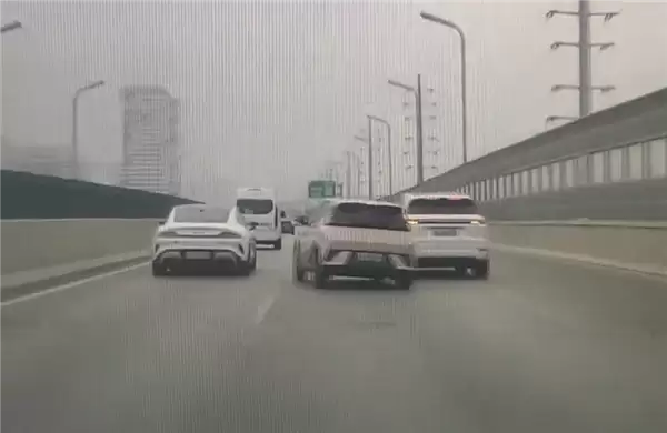理想车主高架上故意别比亚迪海鸥:连累一旁正常行驶的小米SU7