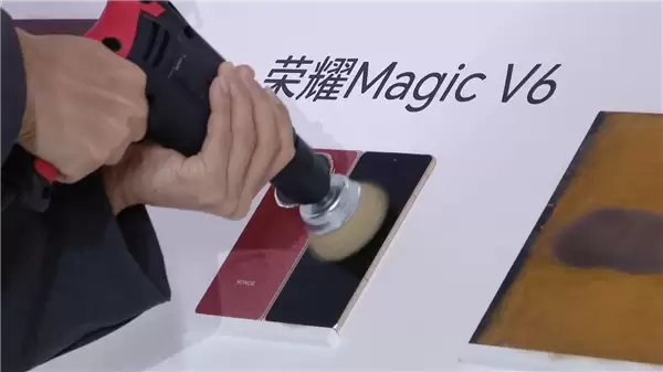 告别贴膜、不怕强光！荣耀Magic V6搭载至臻黑钻屏：行业首发全新镀膜技术