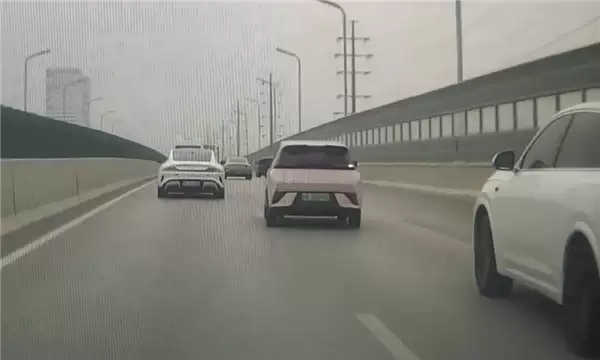 理想车主高架上故意别比亚迪海鸥:连累一旁正常行驶的小米SU7