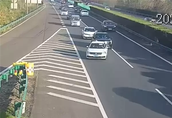 高速错过路口竟直接倒车 女司机：不去主干道就没有关系吗