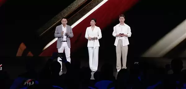 冬奥会冠军徐梦桃夫妇现身荣耀发布会:Magic V6就是冠军产品