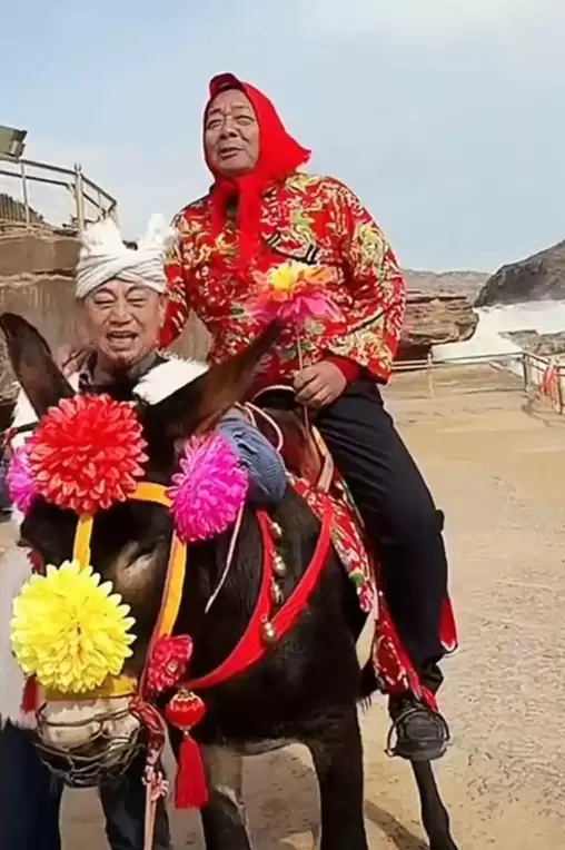 于东来延安游玩 戴红头巾穿花棉袄骑毛驴 建议景区为游客着想平价卖商品