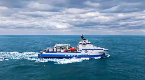 我国首艘自主集成式大型海上压裂船海洋石油696正式交付