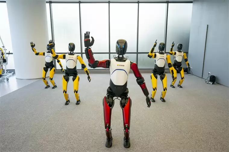 何小鹏:未来会诞生数千种机器人