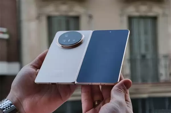 李健放狠话：苹果已经很牛 但荣耀很快将远超所有手机