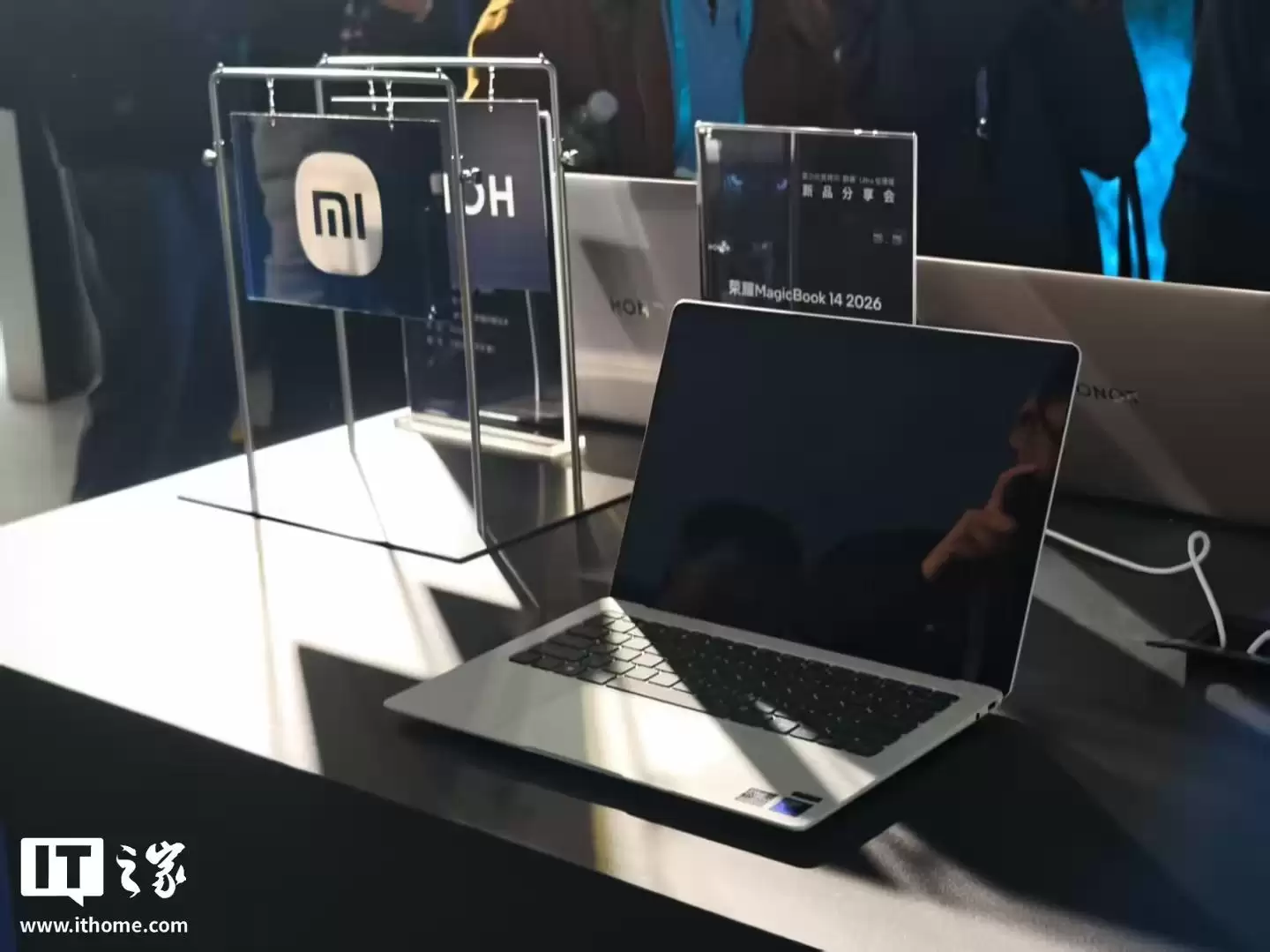 小米Xiaomi Book Pro 14轻薄本实机现身,搭载14.6