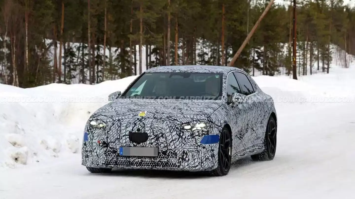 奔驰AMG C级纯电性能轿车路测图曝光