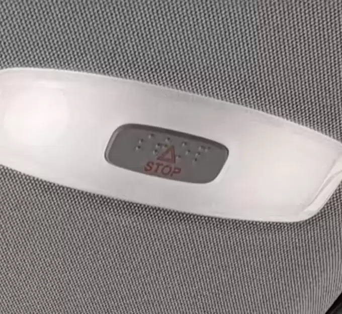 特斯拉Cybercab无人出租车配备盲文标识,方便视障乘客操作