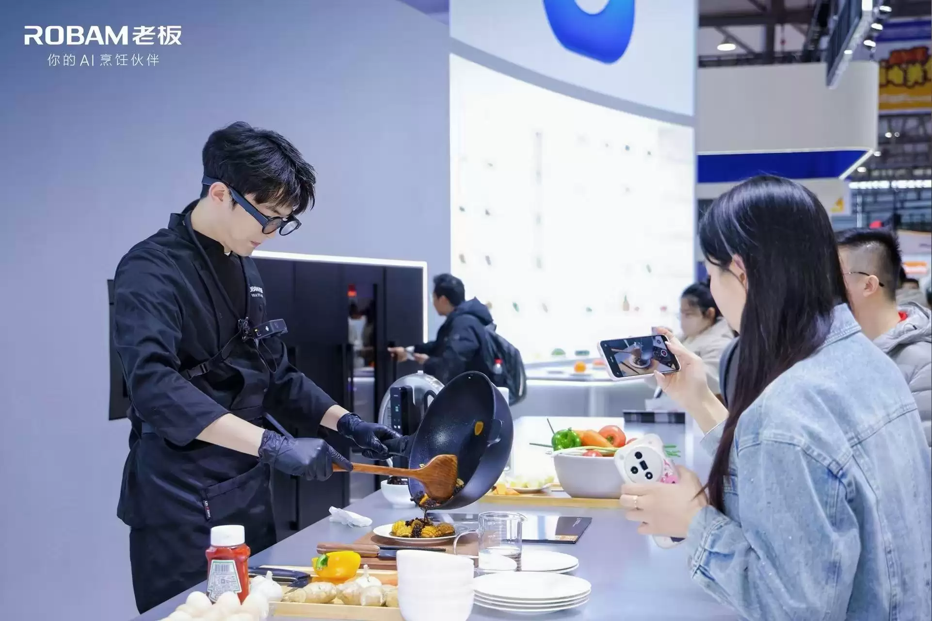老板电器发布全球首款AI烹饪眼镜，搭载自研“食神”大模型