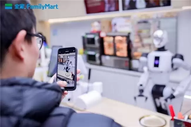 春晚机器人盖博特来啦！来全家FamilyMart 解锁全新智能购物体验