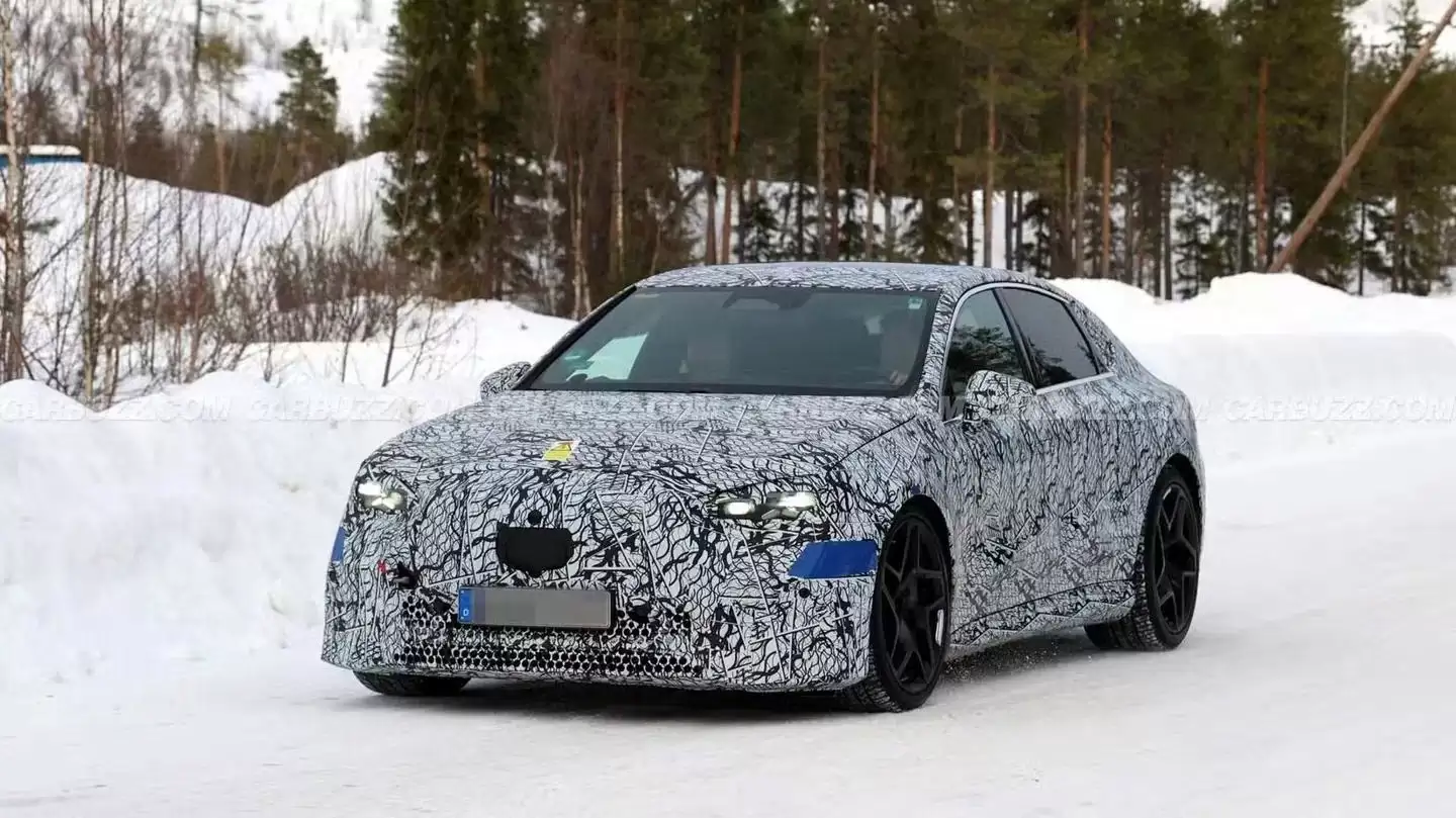 奔驰AMG C级纯电性能轿车路测图曝光