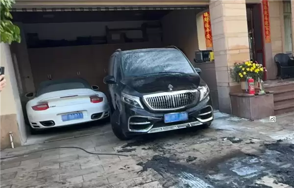 别壁车库一台福特电马起火燃烧 差点殃及保时捷TruboS和奔驰V级