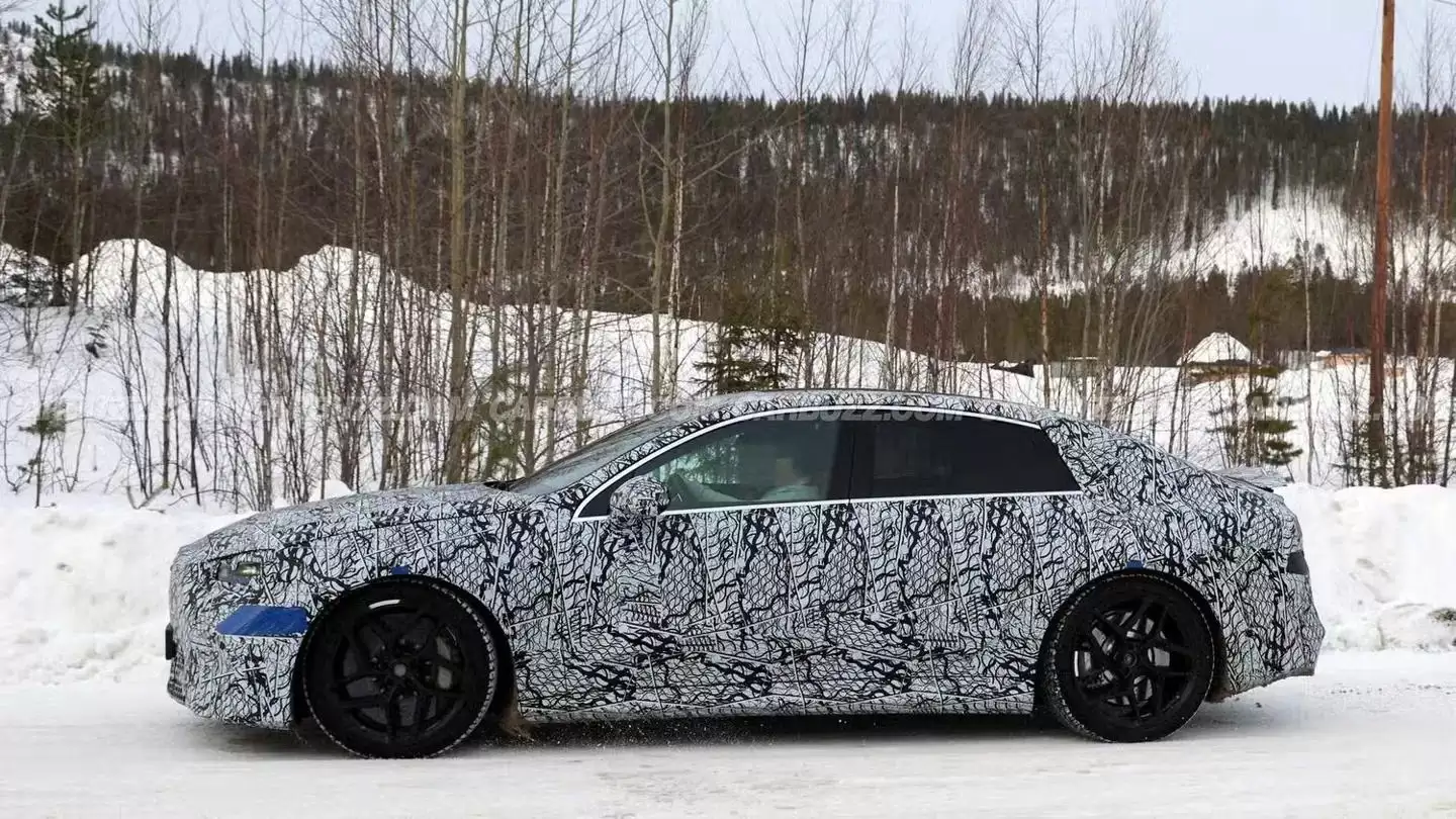 奔驰AMG C级纯电性能轿车路测图曝光