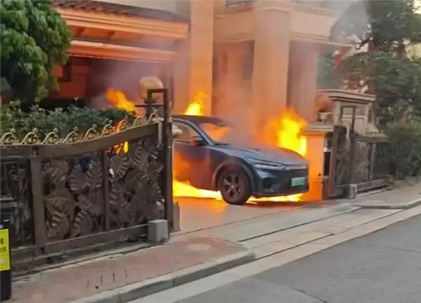 别壁车库一台福特电马起火燃烧 差点殃及保时捷TruboS和奔驰V级