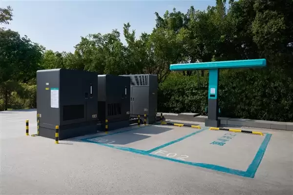 功率1500kW 9分钟充满电！已有高速服务区点名要比亚迪闪充桩