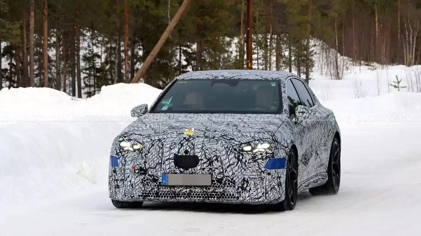 奔驰AMG C级纯电性能轿车路测图曝光