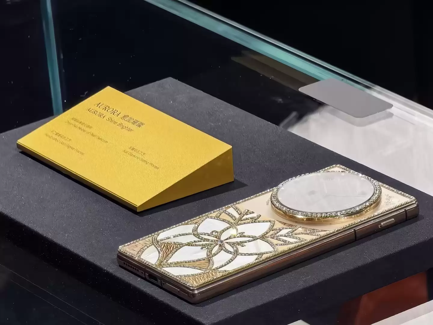 机身无后摄设计!追觅手机AWE首秀:模块化磁吸镜头成最大看点