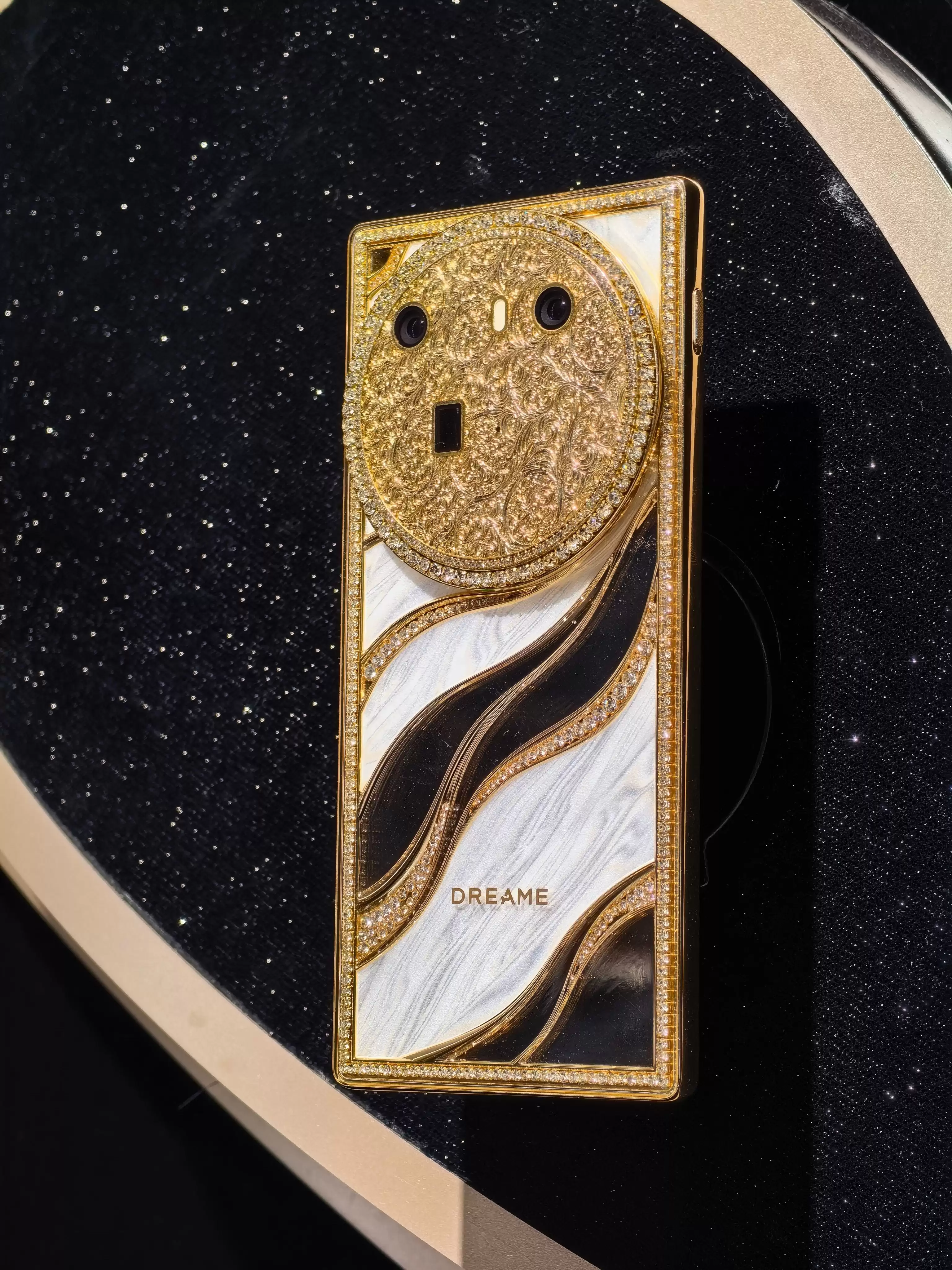 机身无后摄设计!追觅手机AWE首秀:模块化磁吸镜头成最大看点