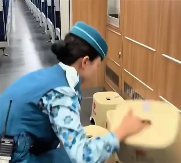 火车为无座旅客提供5000个小板凳 12306回应:优先给重点旅客