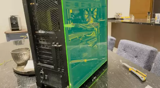 PC玻璃突然炸了!玩家换辐射绿亚克力 效果意外火爆