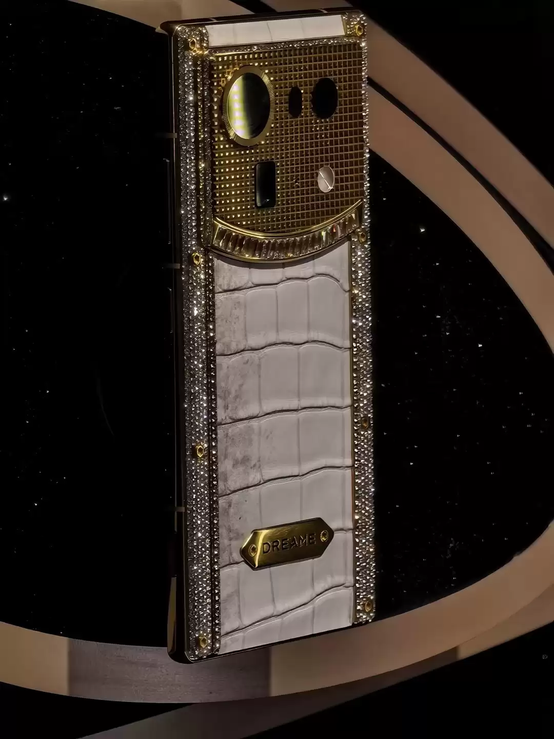 机身无后摄设计!追觅手机AWE首秀:模块化磁吸镜头成最大看点