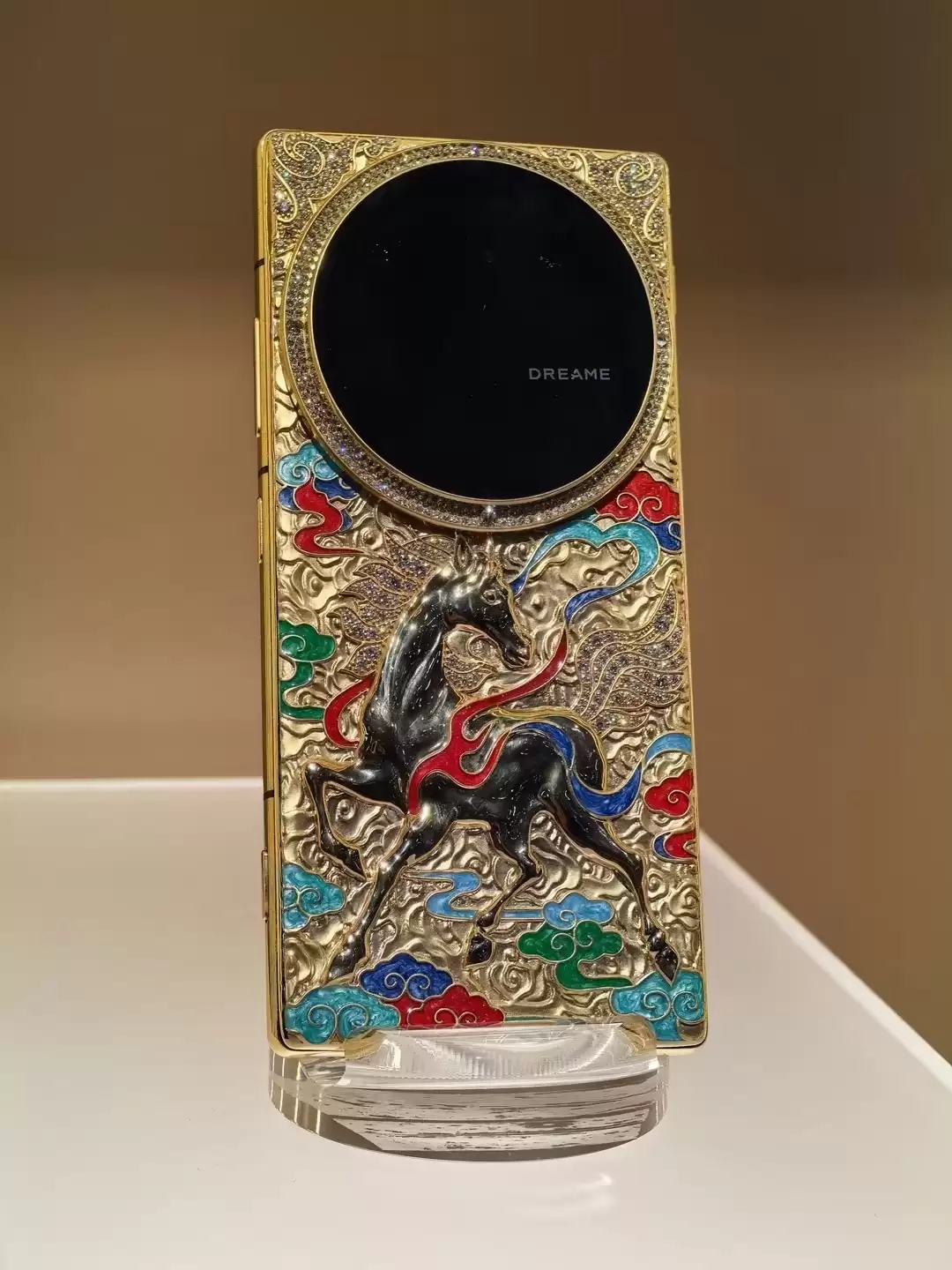 机身无后摄设计!追觅手机AWE首秀:模块化磁吸镜头成最大看点