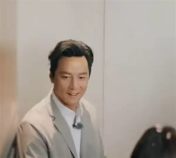 新娘回应吴彦祖现身婚礼现场：像在做梦 早知道不堵门了