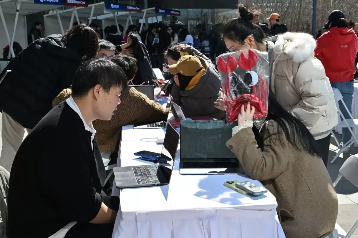 中美AI智能体之争:美国巨头难获用户,中国