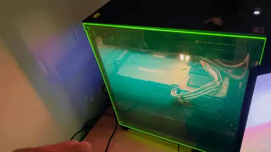 PC玻璃突然炸了!玩家换辐射绿亚克力 效果意外火爆