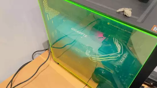 PC玻璃突然炸了!玩家换辐射绿亚克力 效果意外火爆