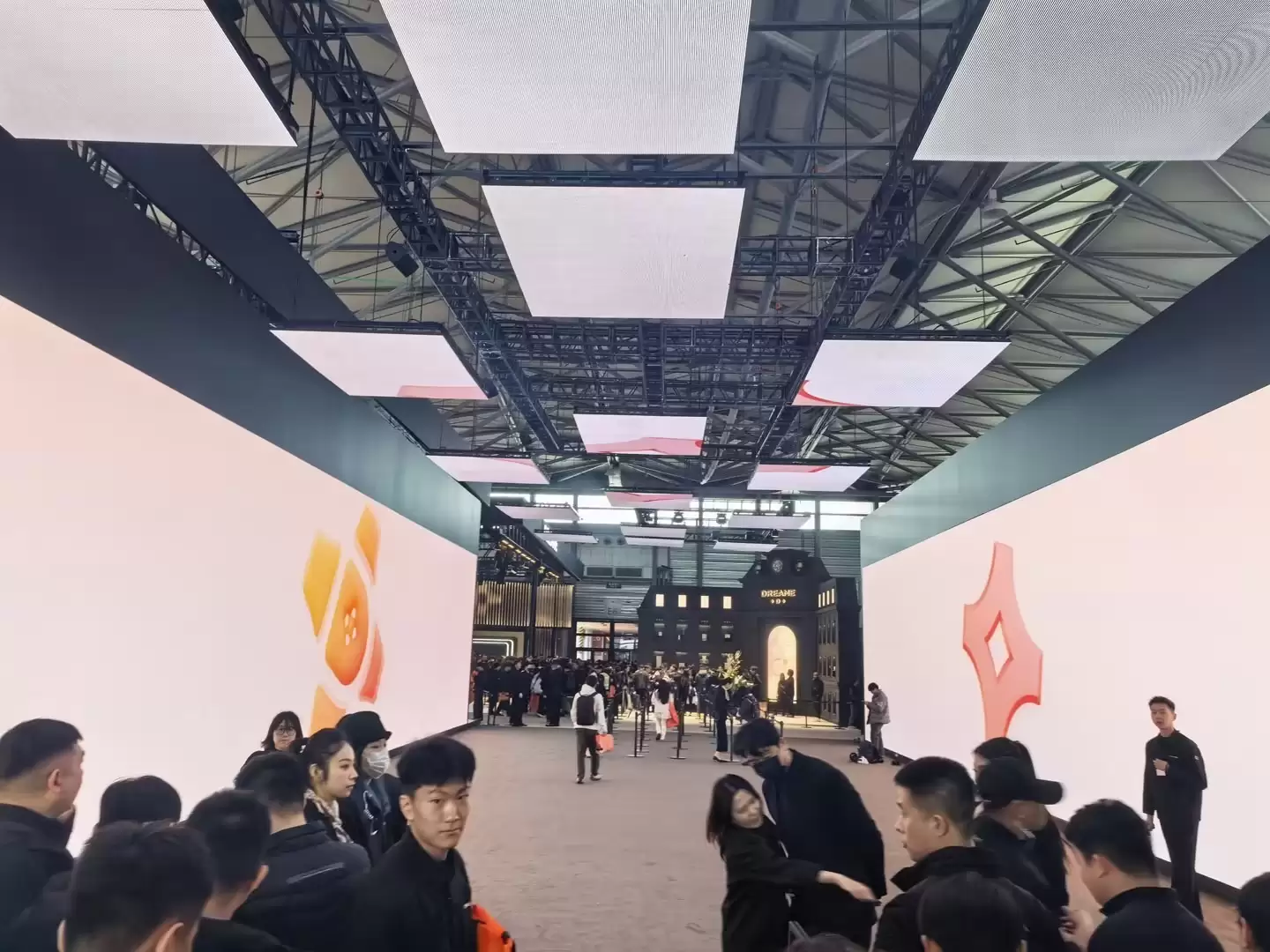 机身无后摄设计!追觅手机AWE首秀:模块化磁吸镜头成最大看点