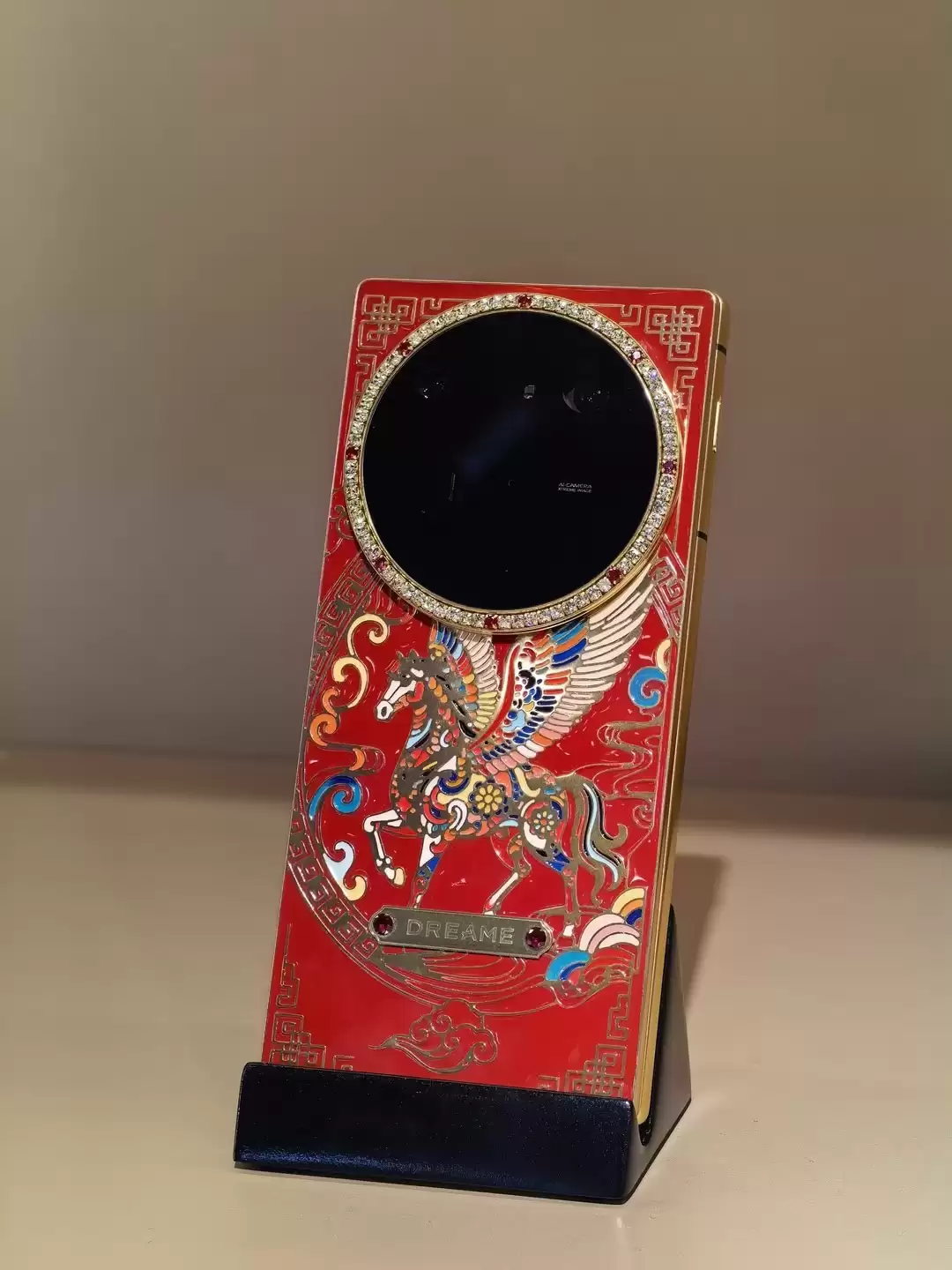 机身无后摄设计!追觅手机AWE首秀:模块化磁吸镜头成最大看点