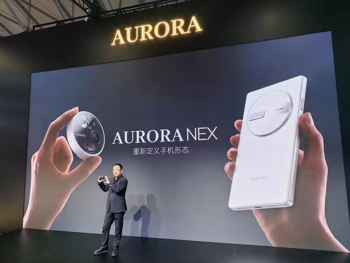 机身无后摄设计!追觅手机AWE首秀:模块化磁吸镜头成最大看点