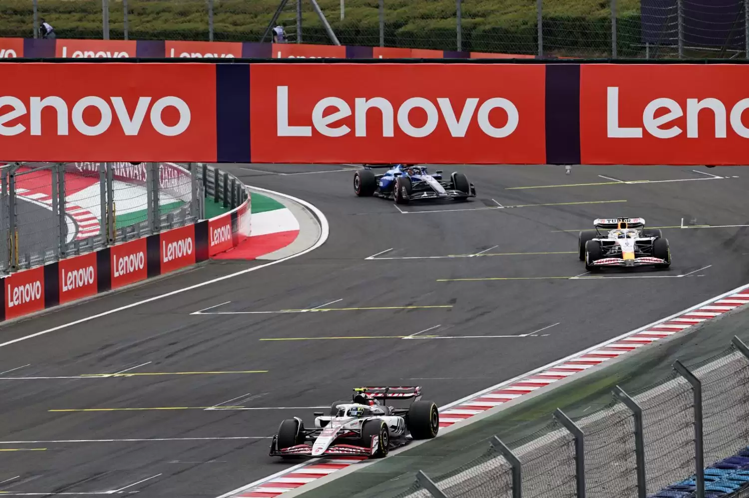 跑道上的赛车AI生成的内容可能不正确。